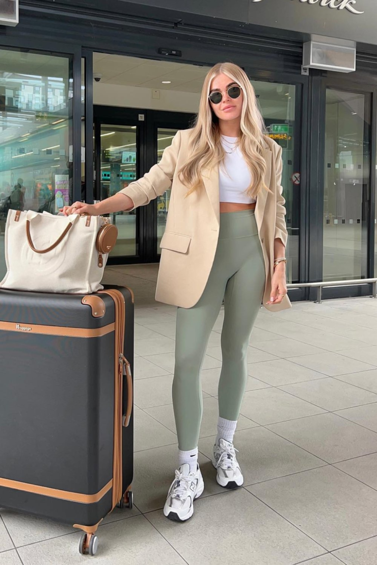 22 Comfy and Cute Airport Outfits That Are Perfect For Traveling