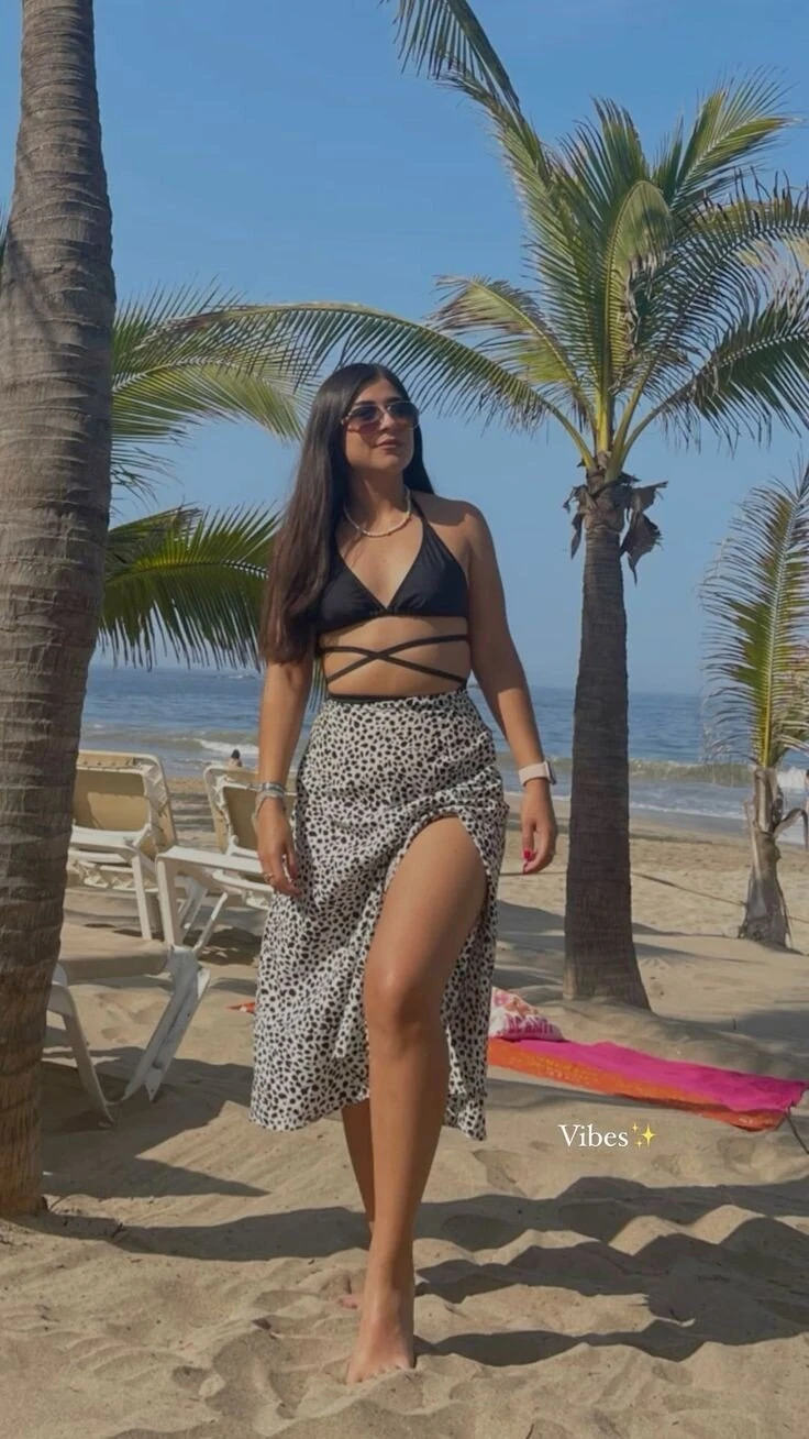 20 Beach Outfit Ideas That’ll Have You Looking Effortlessly Chic All Summer Long